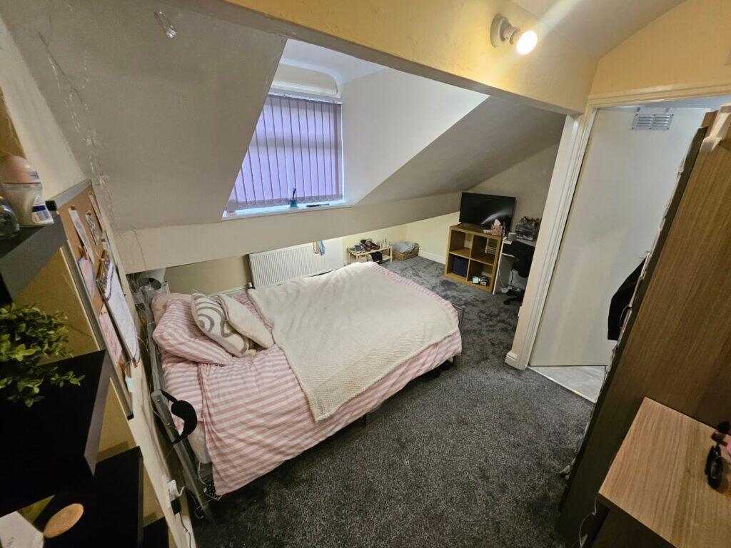 6 bedroom end of terrace house for rent