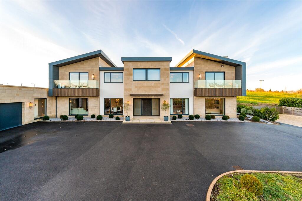 Main image of property: Hilltop Farm, Briestfield Road, Briestfield, Dewsbury, West Yorkshire