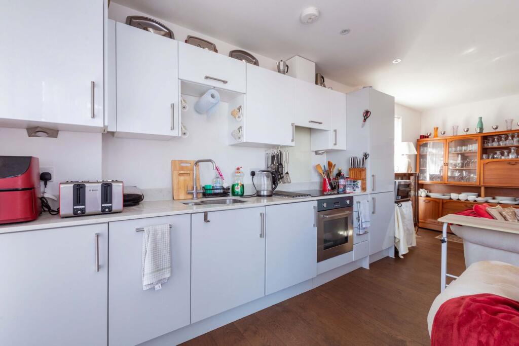 Apartment in Slough - More