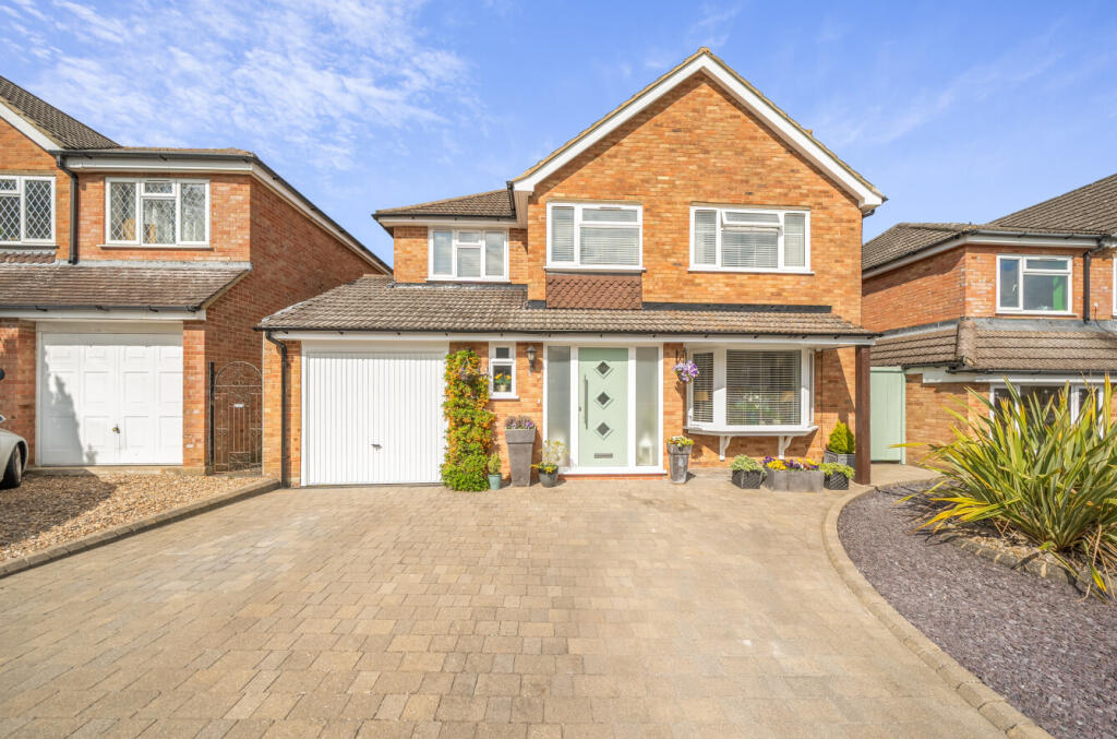 4-bed detached on Brierley Close, Dunstable, Bedfordshire, £500,000
