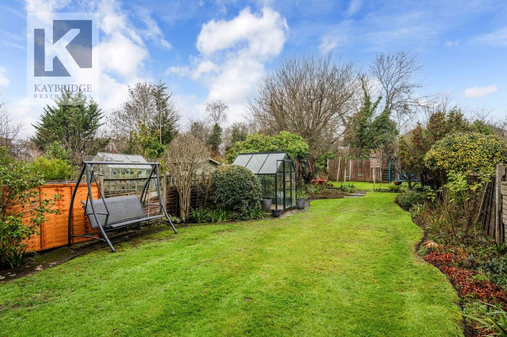 House in Epsom, Stoneleigh - More