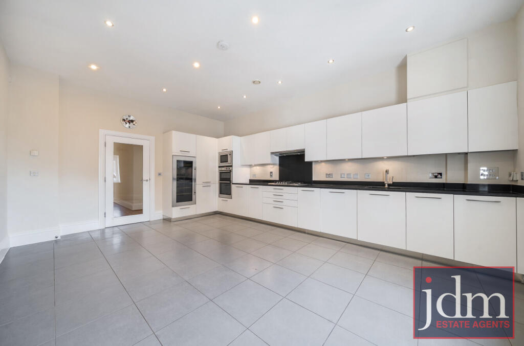 Apartment in Bromley - View 3