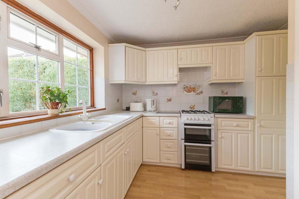 2-bed bungalow on Beverley Gardens, Cranbrook Drive, Maidenhead, Berkshire, £439,950