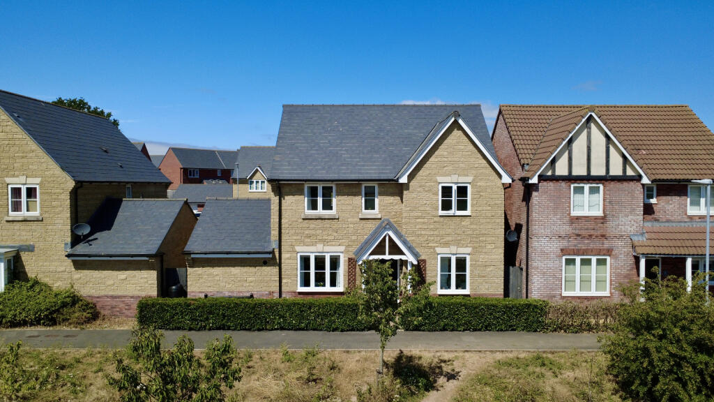 4-bed house on Pyrus Walk - Willstock Village, £425,000