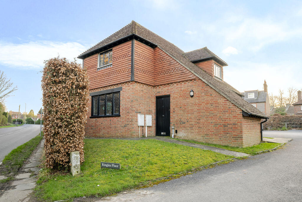 1-bed flat on Ringles Cross, Uckfield, £131,250