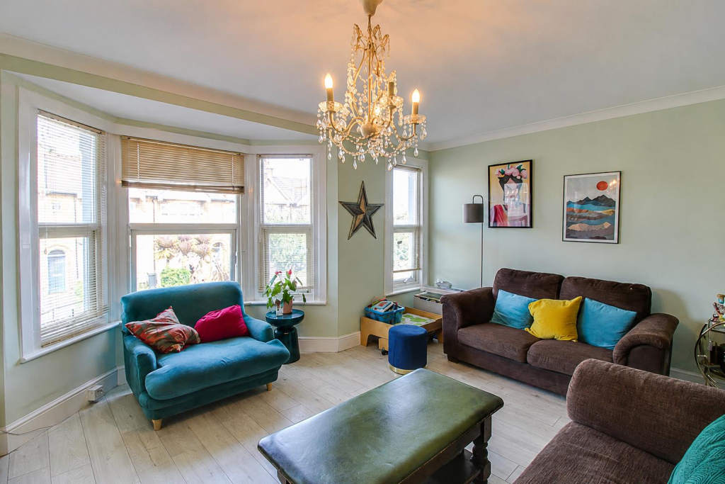 Apartment in Southend-on-Sea - View 3