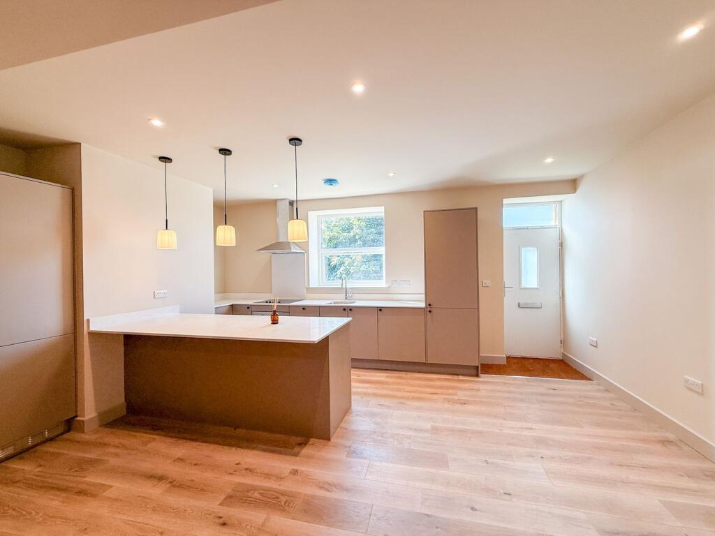 House in Kirklees, Mount - View 4