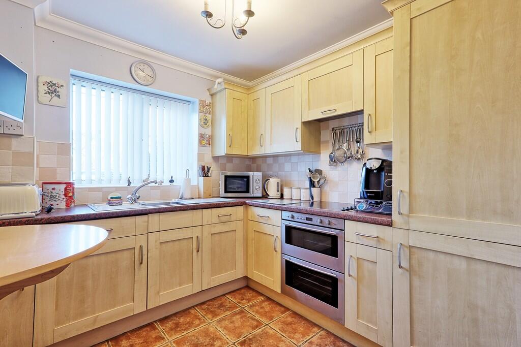 Apartment in Castle Point, Essex - View 3