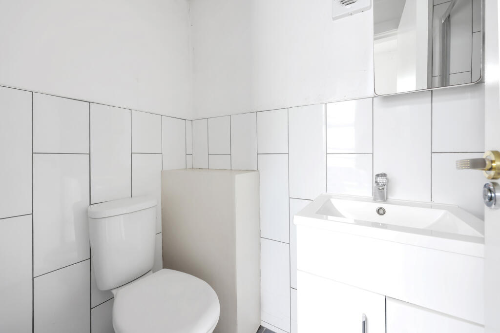 House in London, Leyton - More