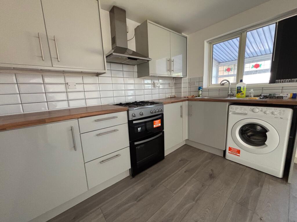 Main image of property: Heathy Rise, B32