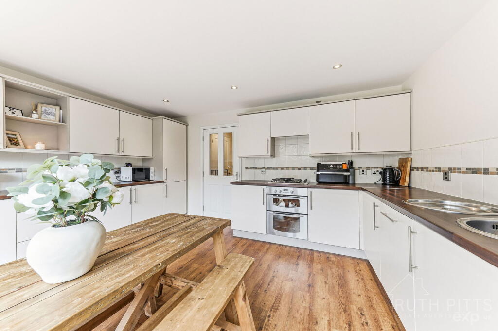 Barncroft Close, Ackworth, WF7 photo 4