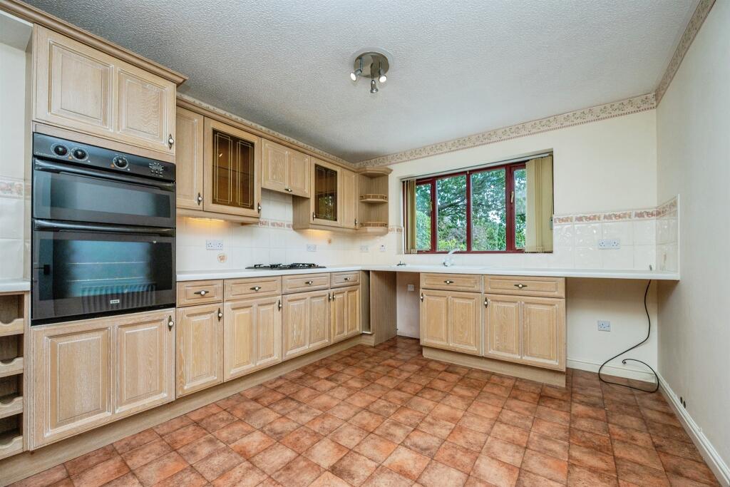 House in Worcester, Lyppard Grange, Warndon - More