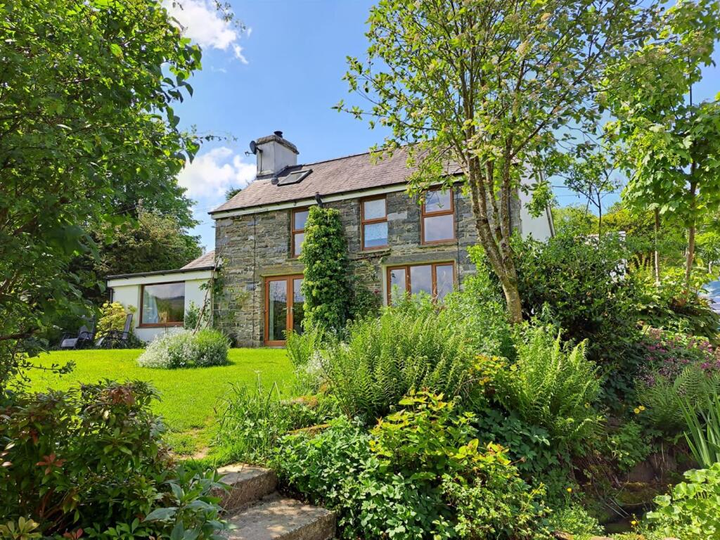 Two detached 3 bedroom houses near Tregaron - More