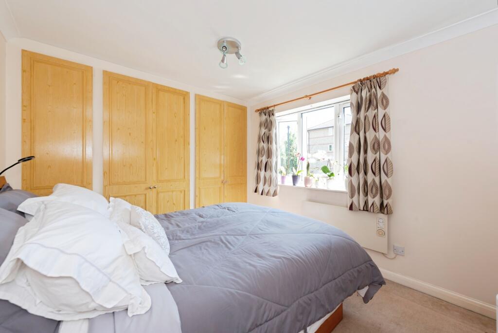 Varsity Drive, Twickenham, TW1 - More