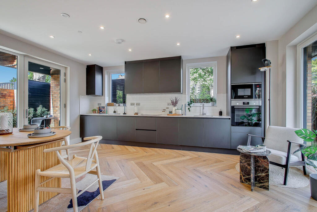 House in London, Fallow Corner - View 3