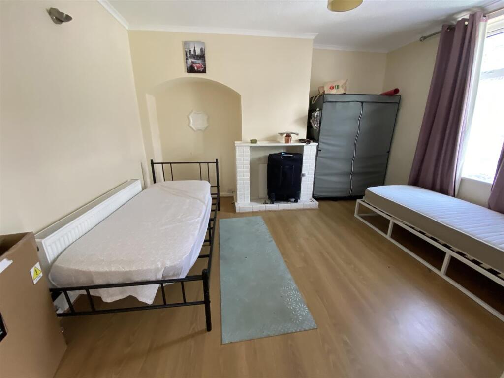 House in Dagenham, Scrattons Farm - View 3