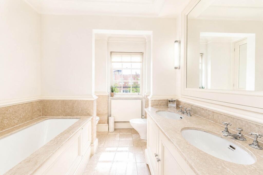 House in London, Royal Borough of Kensington and Chelsea - View 5