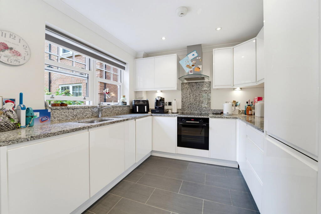 Apartment in Kingston upon Thames - View 2