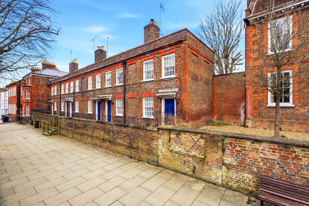 Main image of property: High Street South, Dunstable, Bedfordshire, LU6