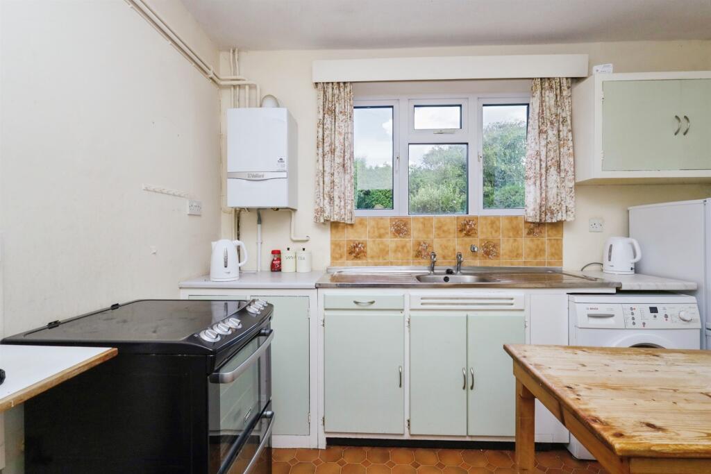 Cobbold Avenue, Eastbourne photo 4