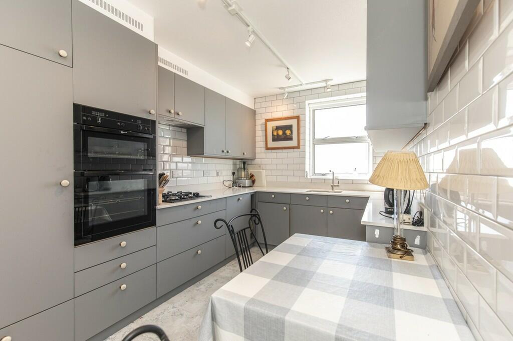 Grand Avenue, Hove, BN3 2NG photo 3