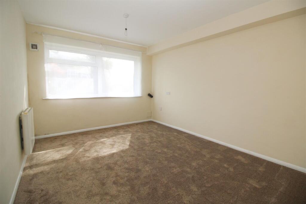 Apartment in Crawley, Worth - More