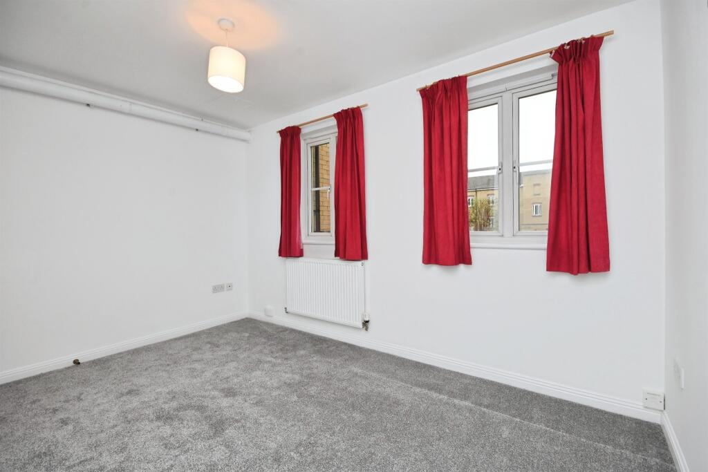 Apartment in Romford - View 5
