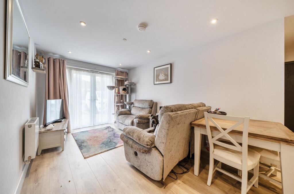 Apartment in Croydon - View 3