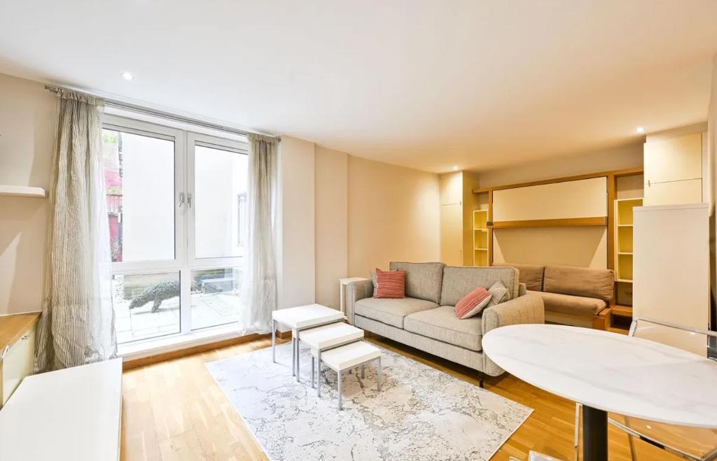 Main image of property: Hosier Lane, Holborn, Farringdon, London, EC1A 9LS