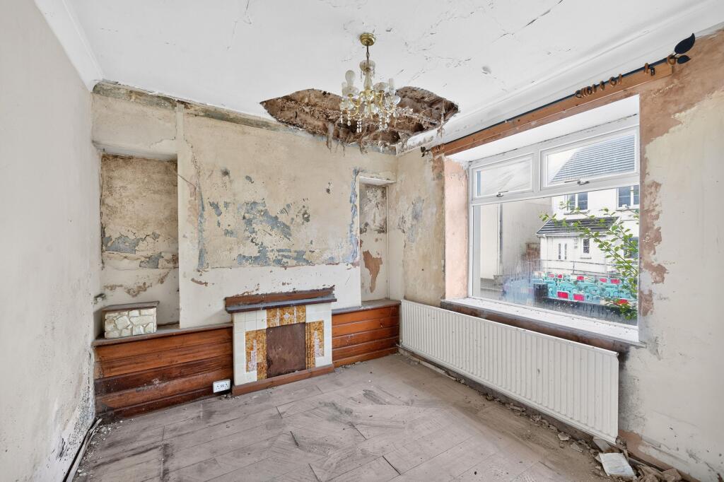 House in Glanamman, Cwmamman - More