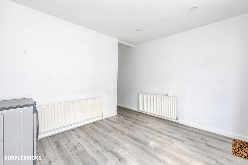 House in Chatham, Medway - More