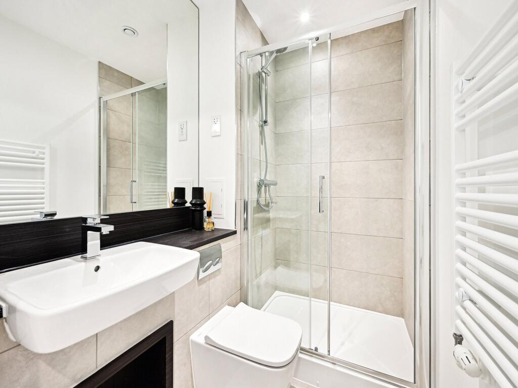 Apartment in Croydon - More