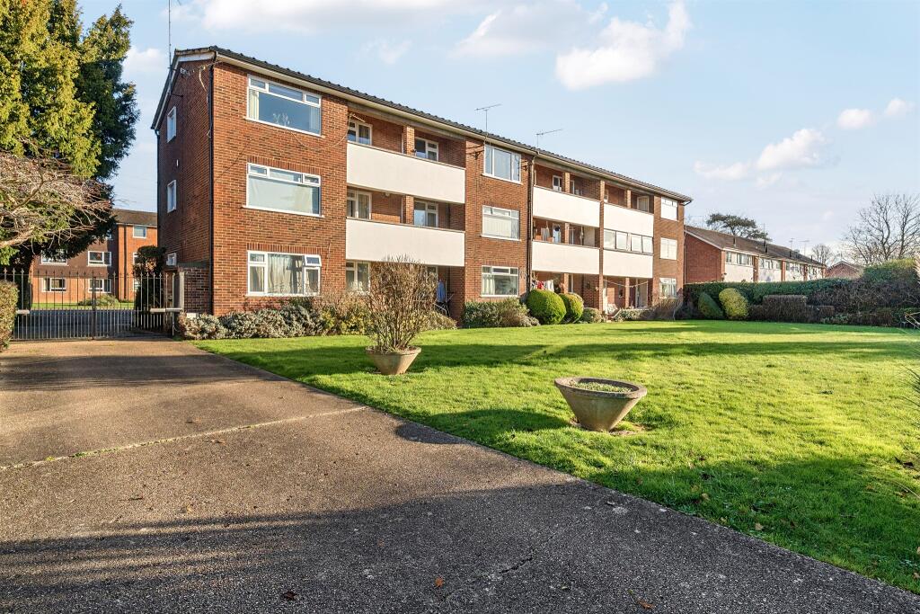 2-bed flat on Ray Park Avenue, Maidenhead, £298,500