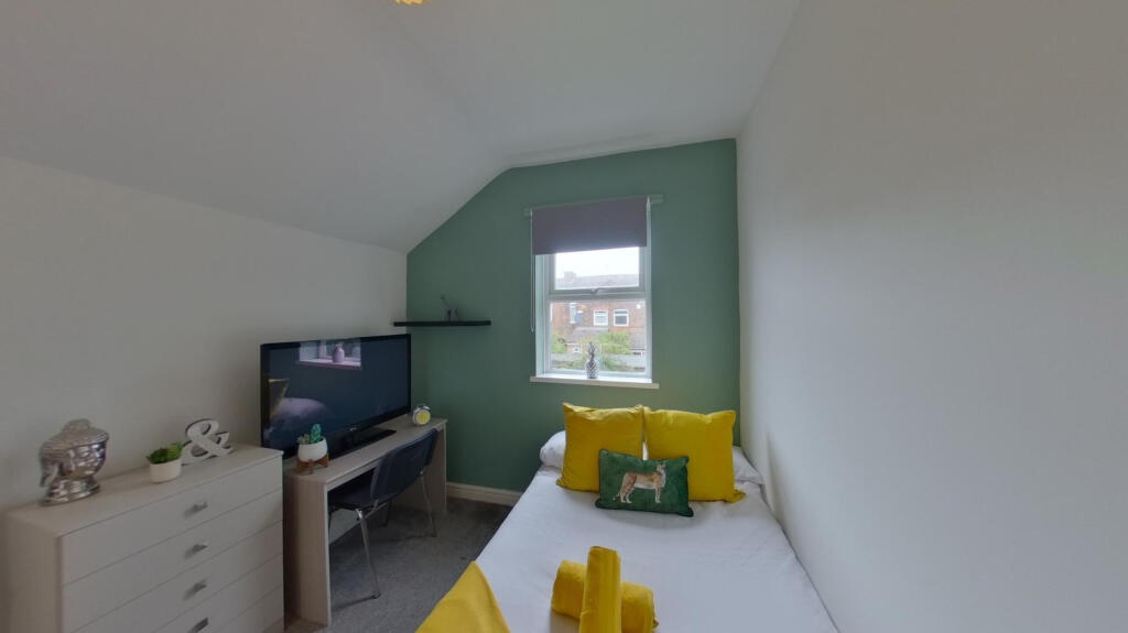 House in Hull - View 4