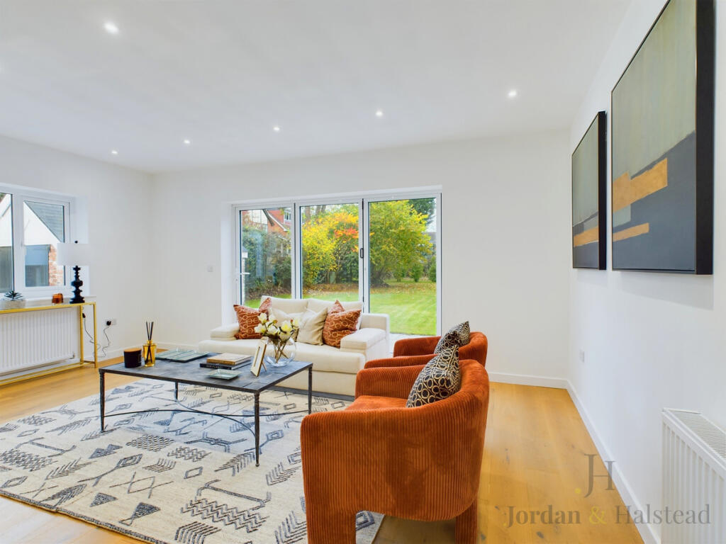 Recently renovated four bedroom house with a large garden photo 2