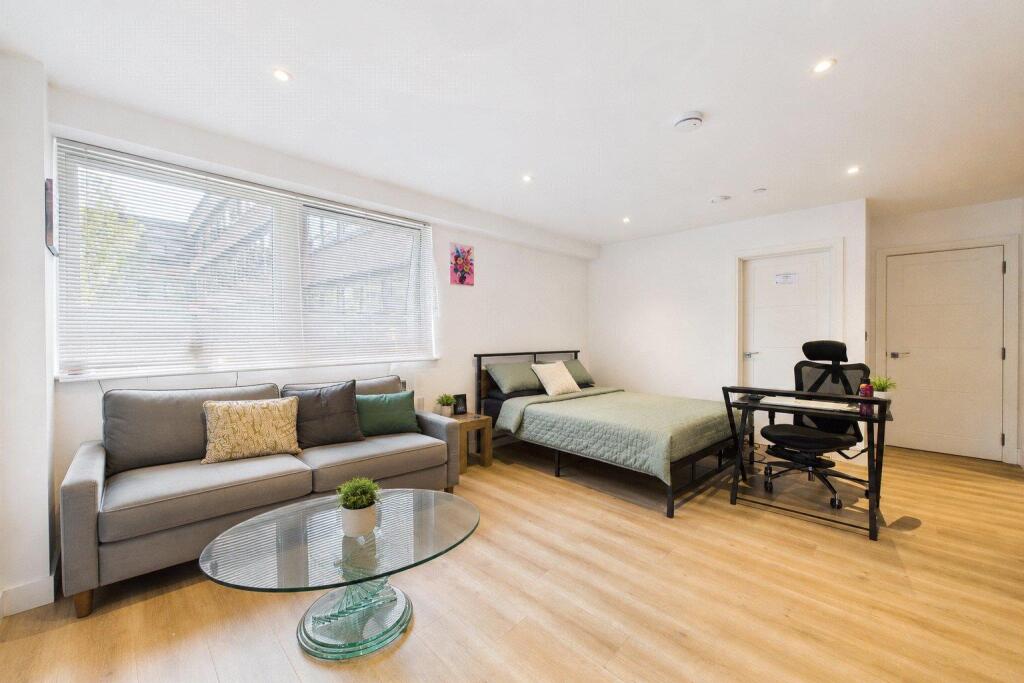 Apartment in Redhill - View 3