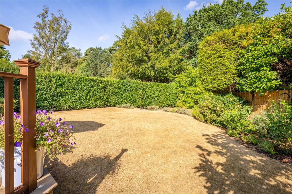 House in East Hampshire, Grayshott - More