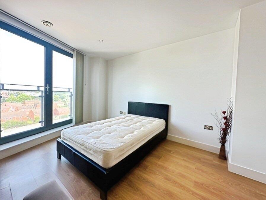 Apartment in Leeds, West Yorkshire - View 2