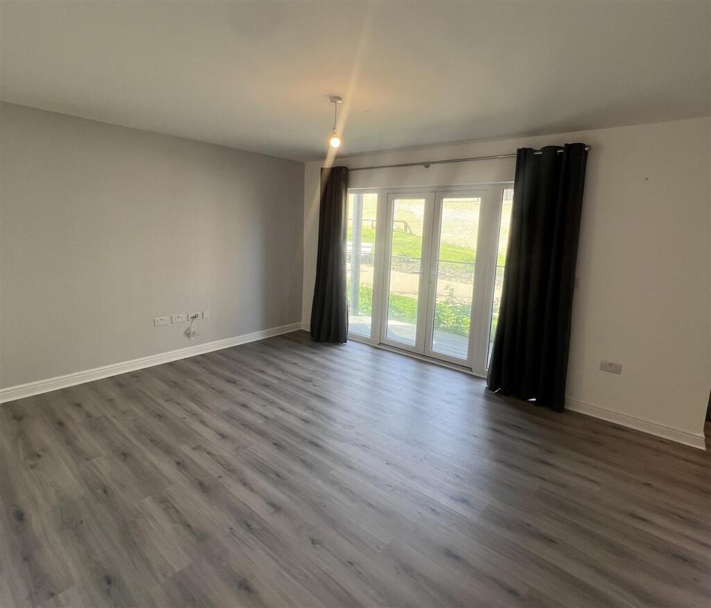 Apartment in Dartford, Ebbsfleet Green, Ebbsfleet Valley - View 2