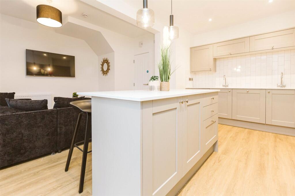 5 bedroom semi-detached house for rent