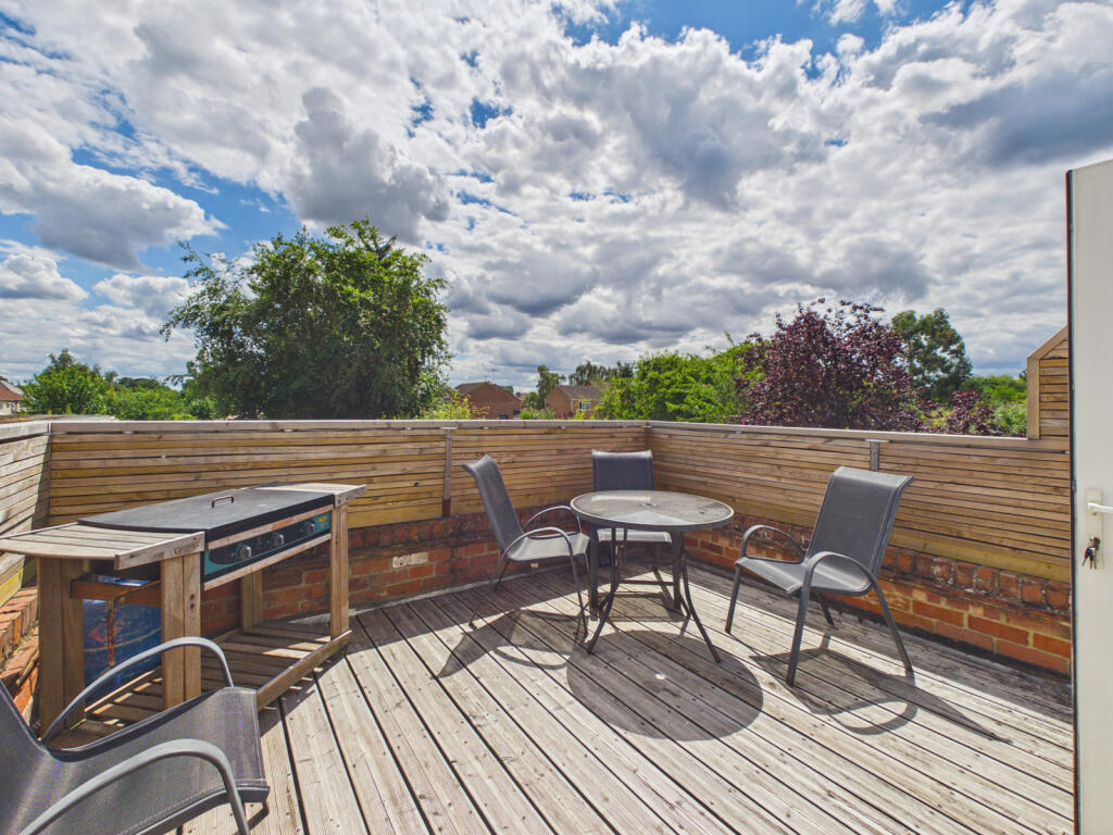 House in Woodley, Wokingham - View 2