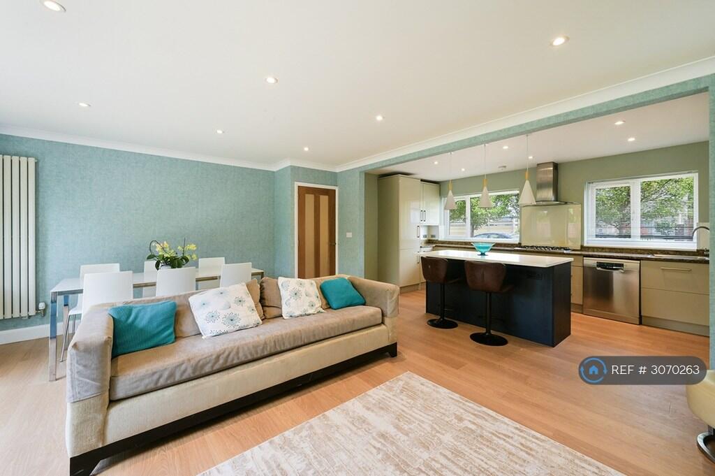 House in Epsom and Ewell, Cuddington, West Ewell - More