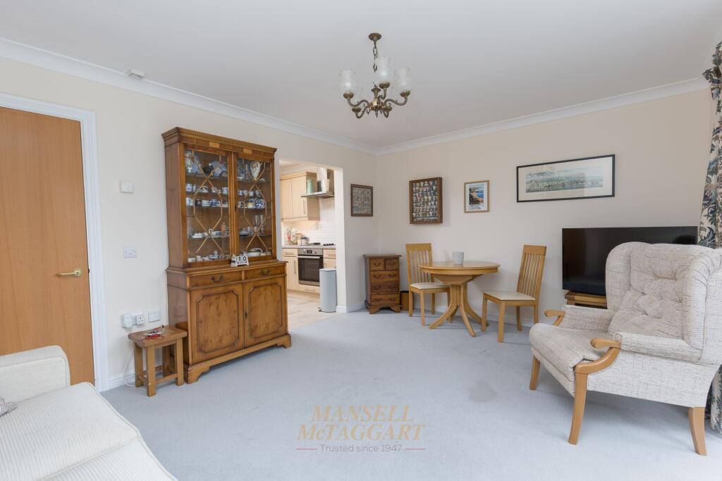 Apartment in East Grinstead, North End - View 4