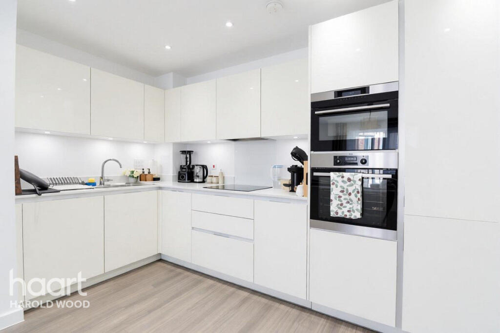 Apartment in London, Harold Wood - View 5