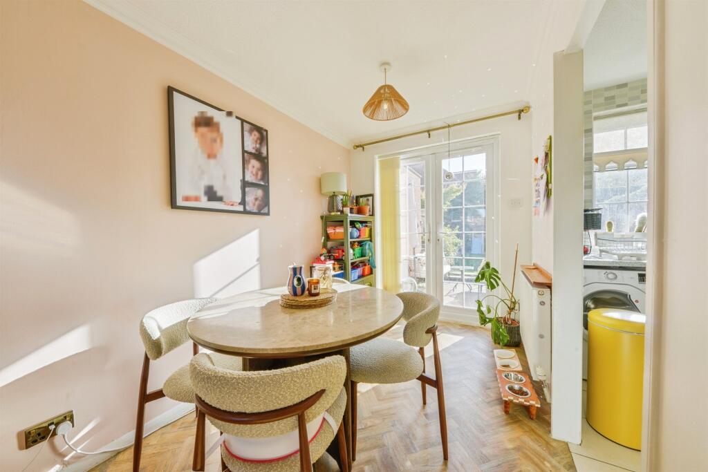 House in Welwyn Hatfield, Hertfordshire - View 4