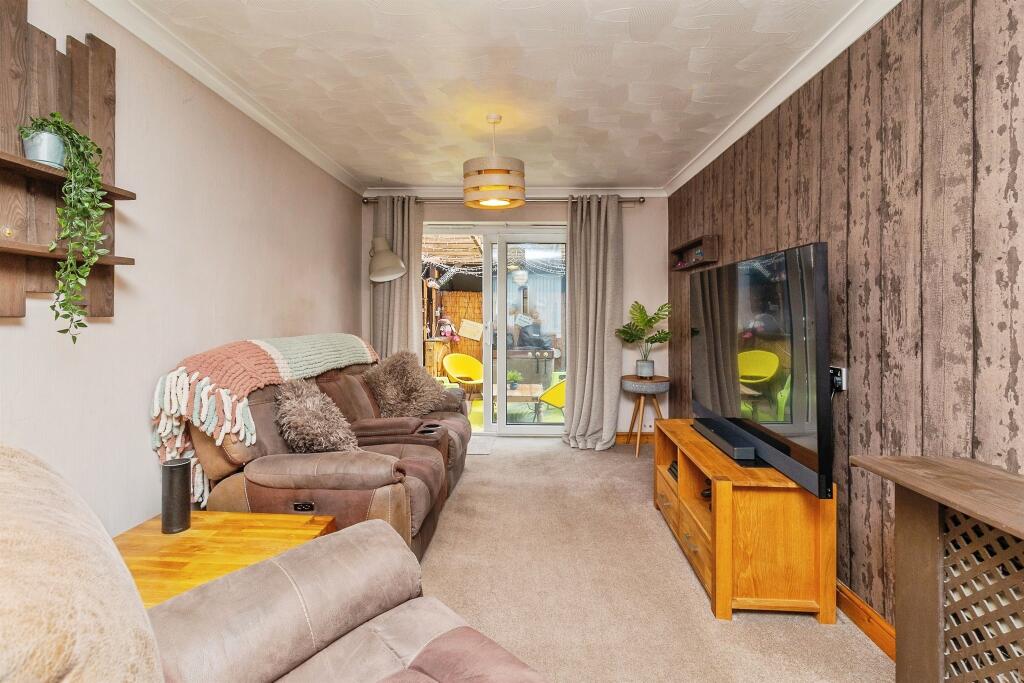 House in Houghton Regis, Central Bedfordshire - More