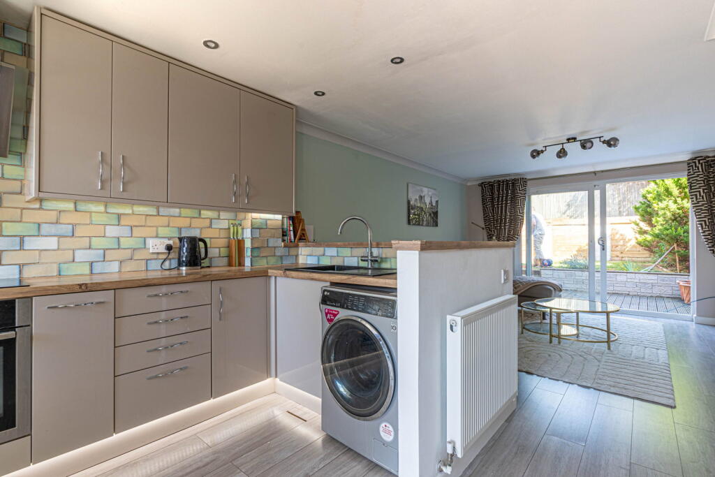 Leonardslee Crescent, Newbury, RG14 2FB photo 4