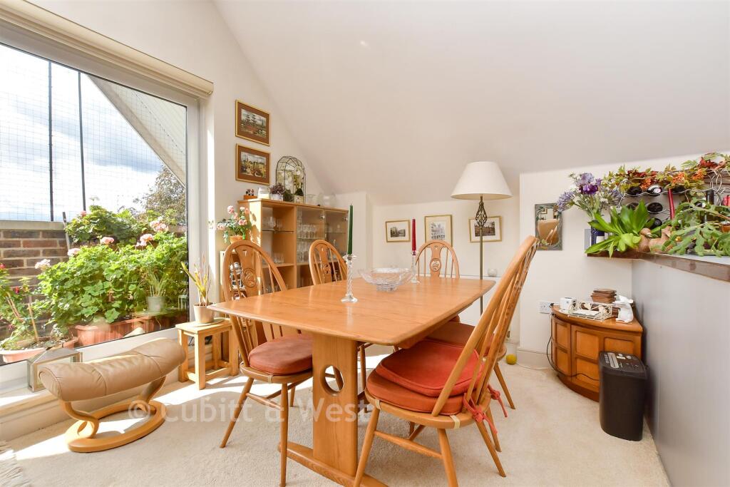 Apartment in Sutton - More