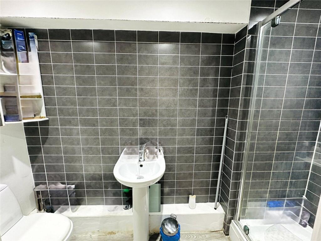 Apartment in Croydon - More