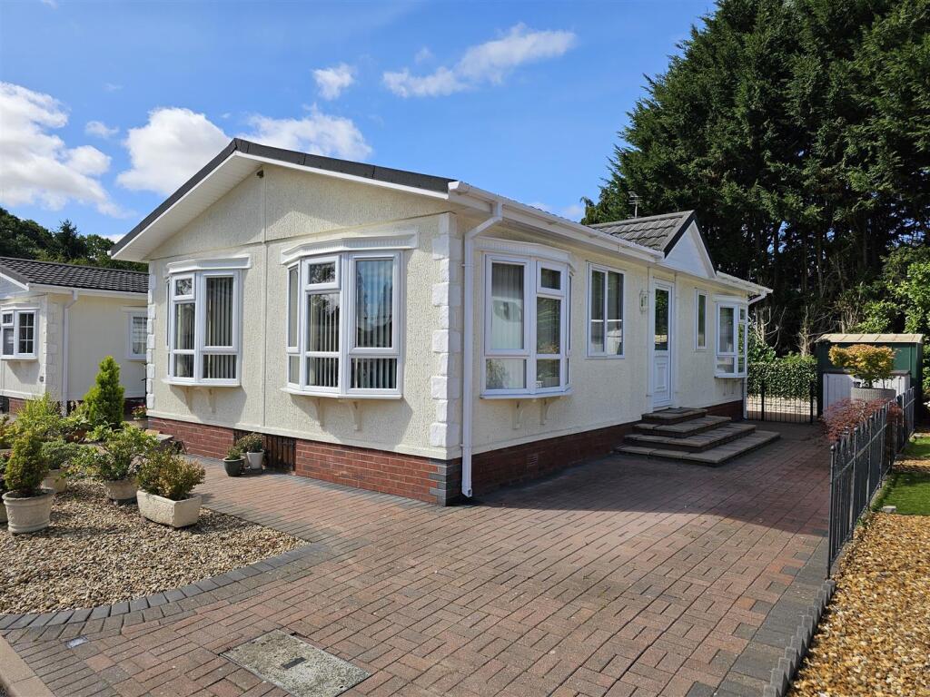 2-bed caravan on Cleobury Road, Far Forest, Kidderminster, £169,950